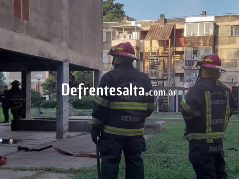 Bomberos en el lugar del incidente.