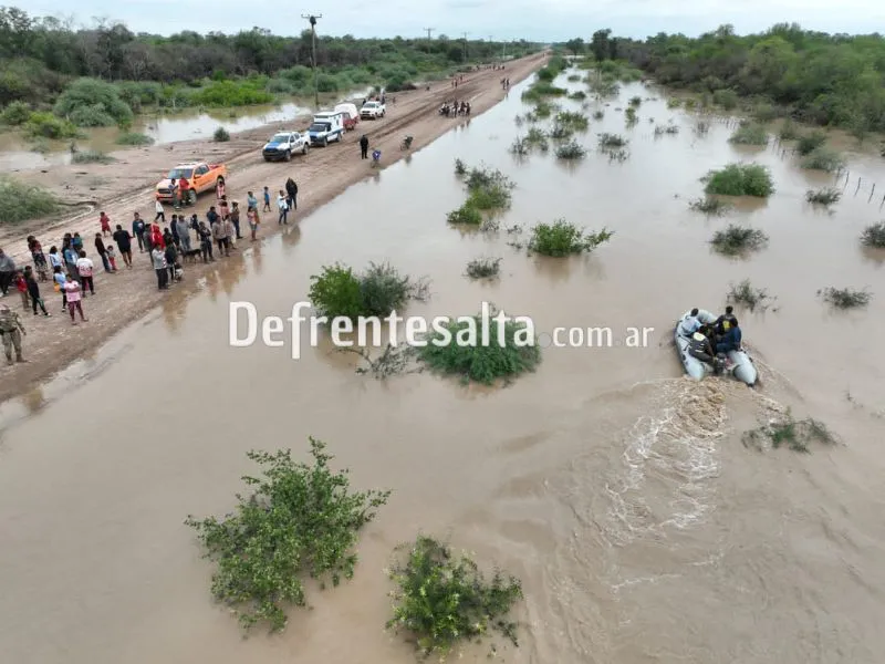 Equipos de emergencia en Santa Victoria Este. 