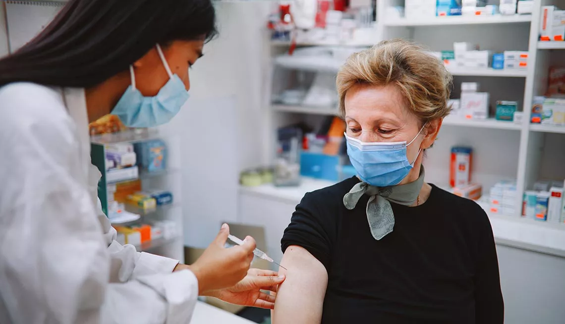 1140-person-getting-vaccinated-esp