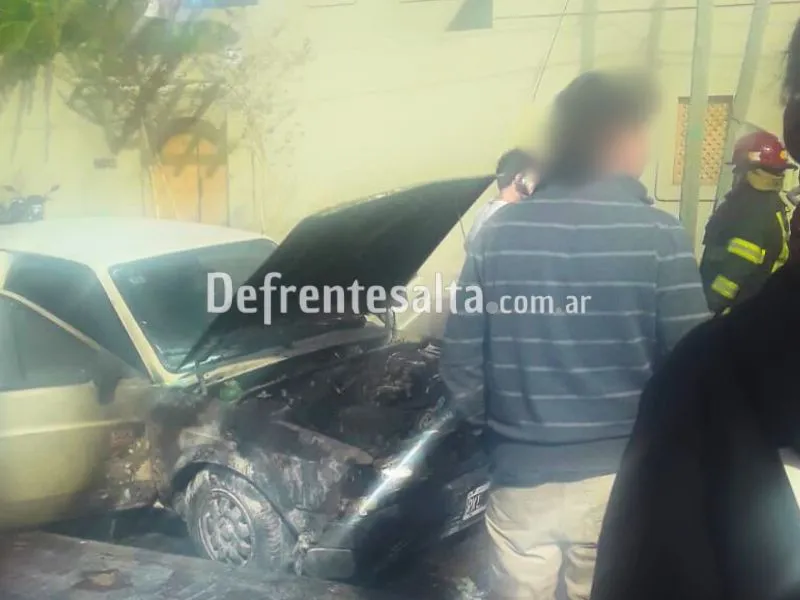 El auto incendiado.