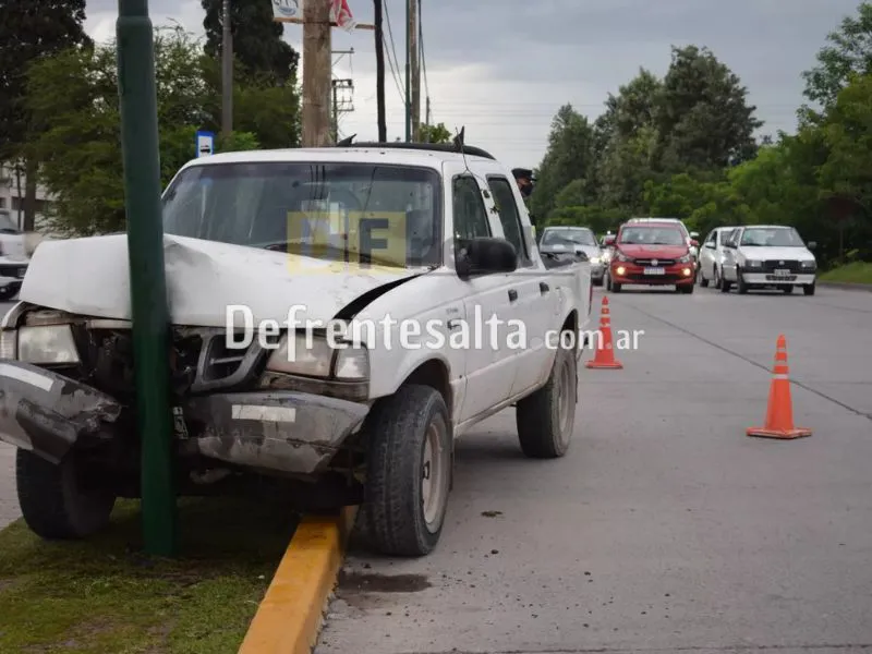 Conductor ebrio se estrelló en un poste de Av. Tavella.