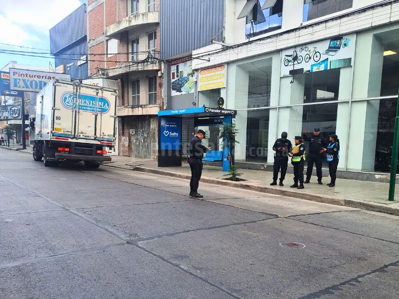 La policía realiza las pericias. Jujuy y Av. San Martín.