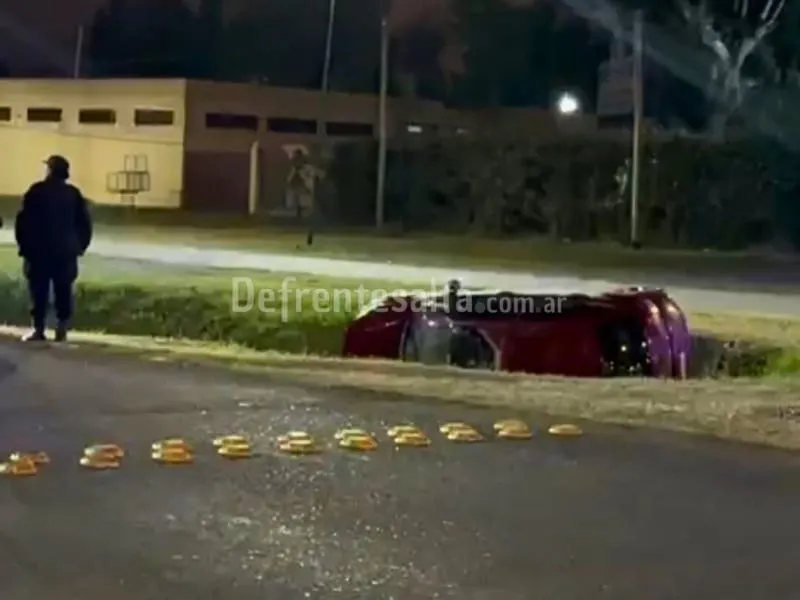 Auto volcado en barrio El Huaico. Foto: Éva Ávila.