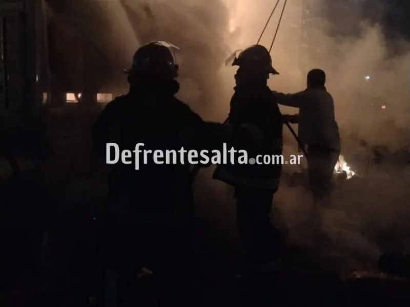 Bomberos trabajan para sofocar las llamas en el camión.