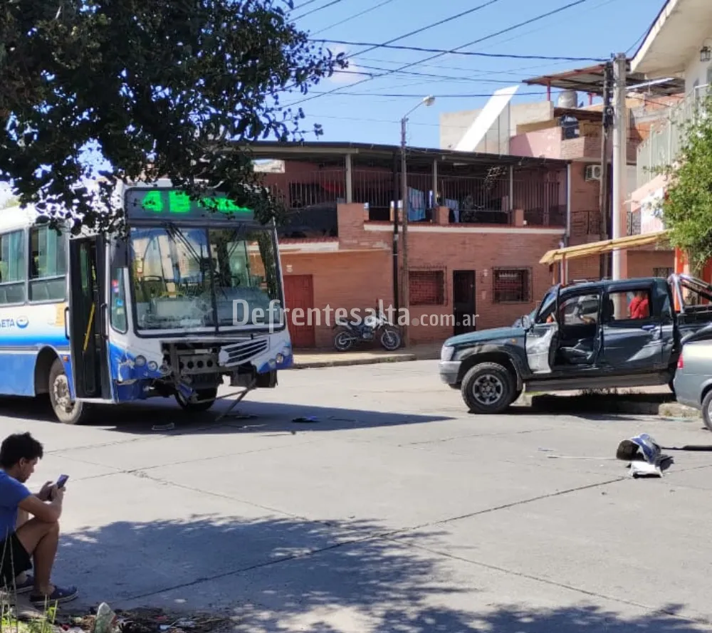 Choque entre un SAETA y una camioneta
