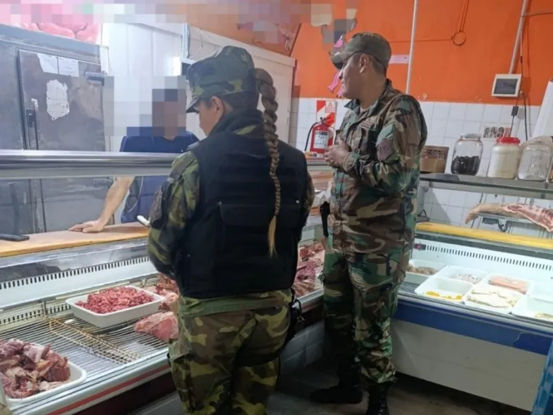 La policía en la carnicería en cuestión.