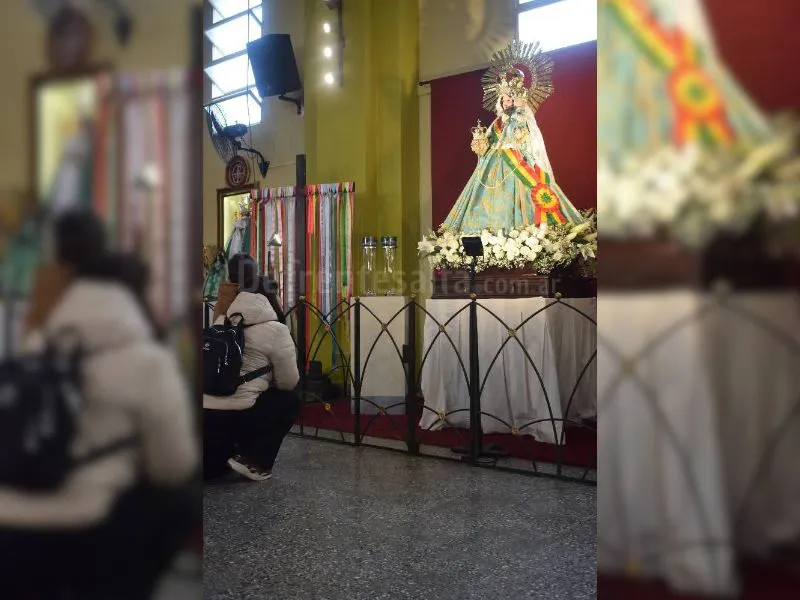 La mujer junto a su hijo rezan a la Virgen de Urkupiña.