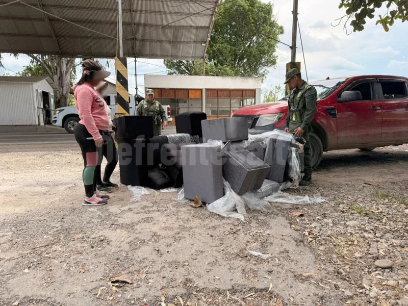 Los uniformados fiscalizan el juego de living.