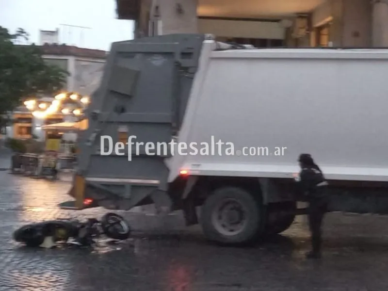 Choque entre un Camión de AF y motocicleta.
