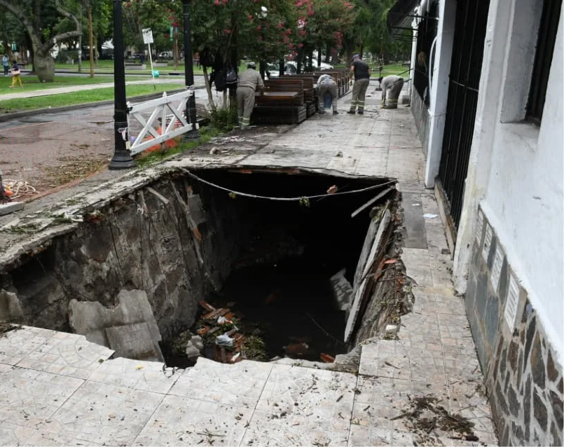 Pozo del pasaje Miramar sigue abierto. 