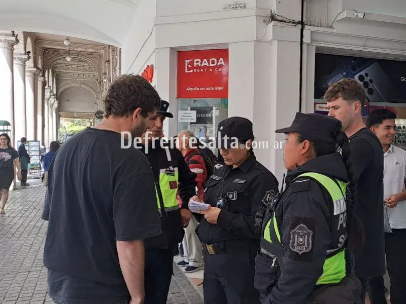 La policía junto a los arbolitos.