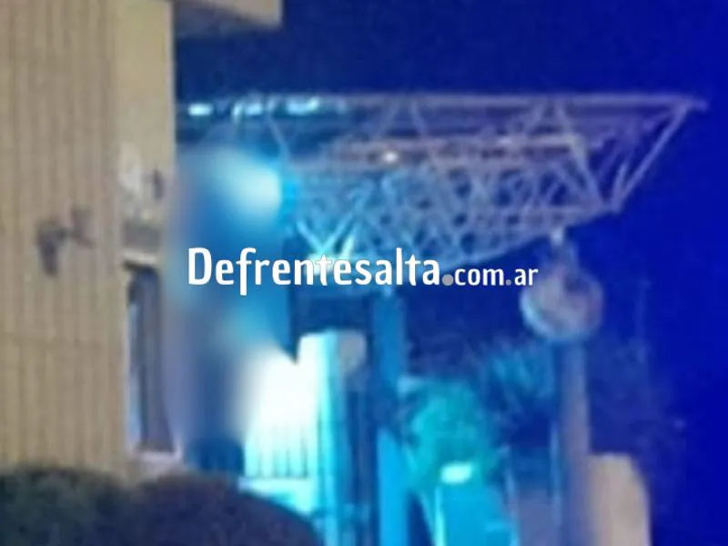 El cuerpo de la víctima quedó suspendido.