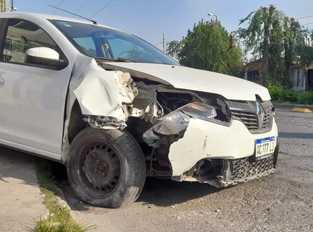 automovil chocó a un poste