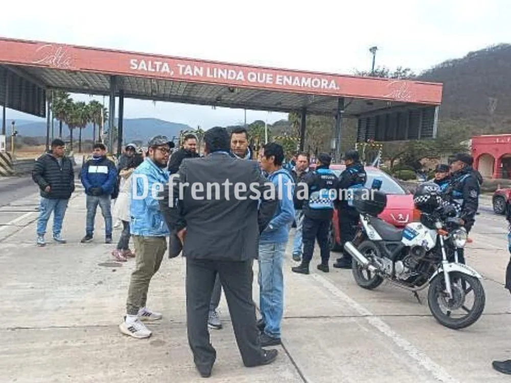 La Policía secuestra un auto de Uber.