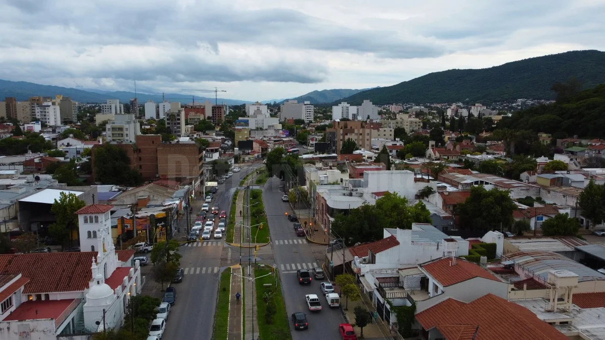 Vista hacia el norte de Salta en avenida Bicentenario de la Batalla de Salta. Descidente la temperatura en Pascuas.