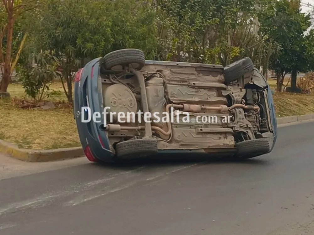 Auto volcado en Av. Solis Pizarro.