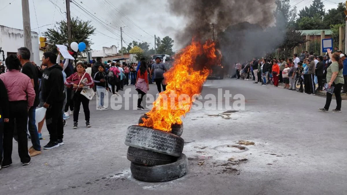 Vecinos prenden cubiertas en la RN68 en La Merced tras la muerte del niño Tomás Alancay atropellado ayer domingo. 