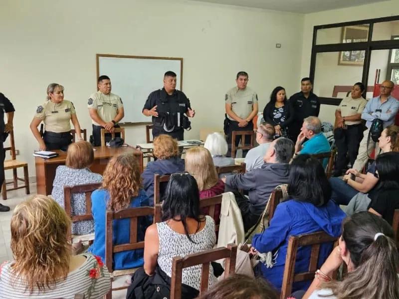 Vecinos de Grand Bourg reunidos con la Policía de Salta. 