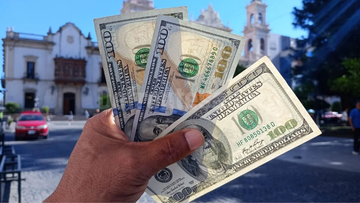 El dólar blue cotiza a mil cuatrocientos cincuenta pesos en la City de Salta.