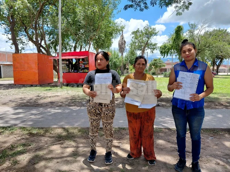 Las puesteras con sus pagos y papeles en regla. 