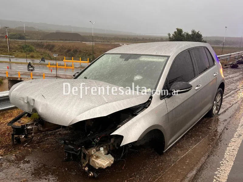 El automóvil completamente destrozado.
