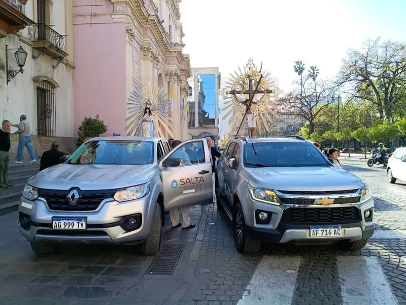 Imágenes a punto de salir de la Catedral.