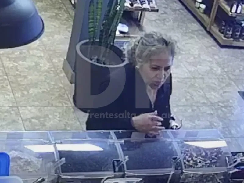 Robó y quedó registrada por las cámaras del local.