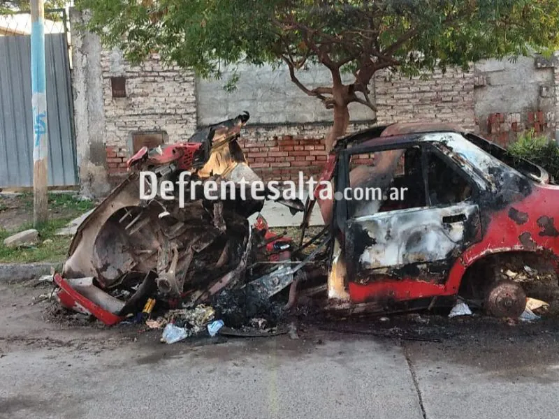 El auto totalmente destruido por el fuego. 