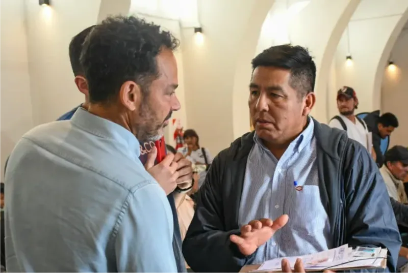 El intendente Emiliano Durand asesora a beneficiarios de pensiones.