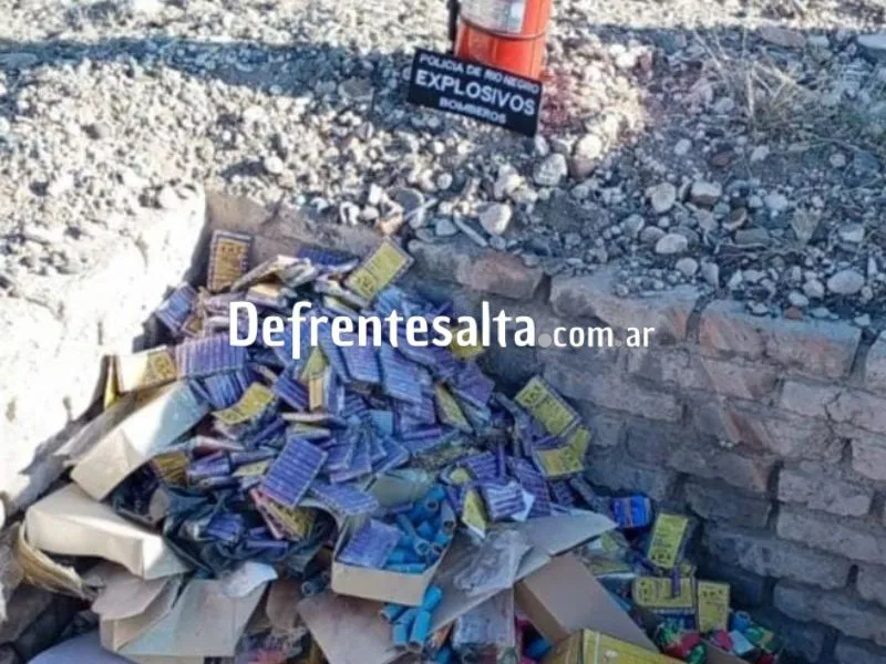 La pirotecnia a punto de ser quemada.