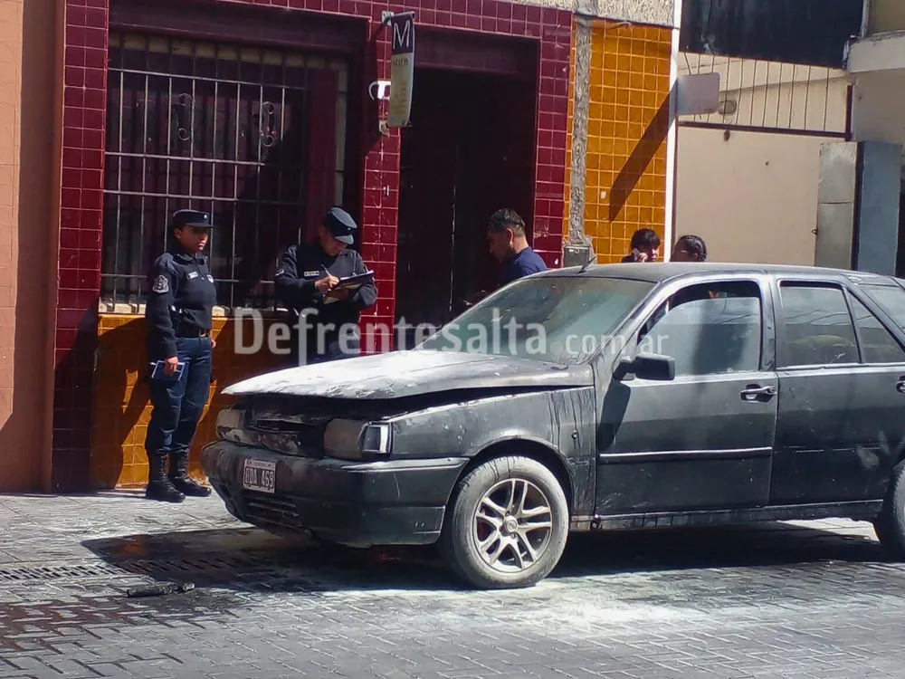 Auto incendiado en el centro.  Foto: Sol Salas. 