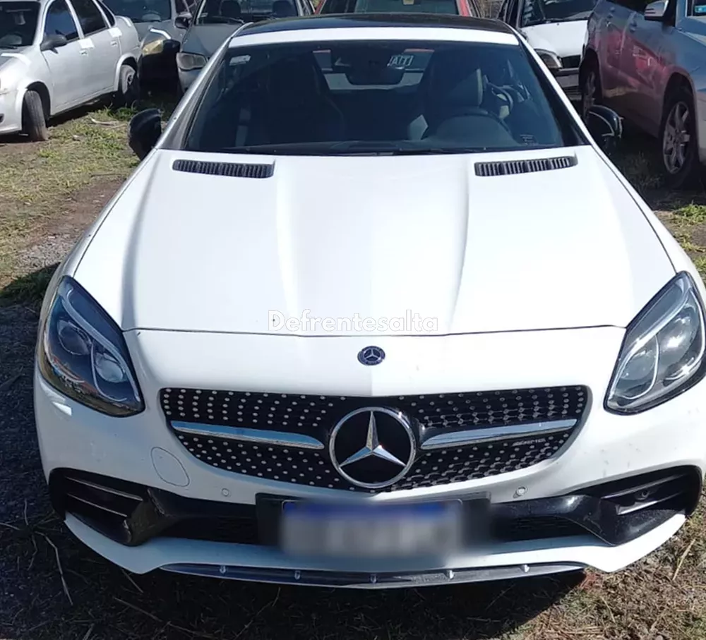 El auto de alta gama en el canchón
