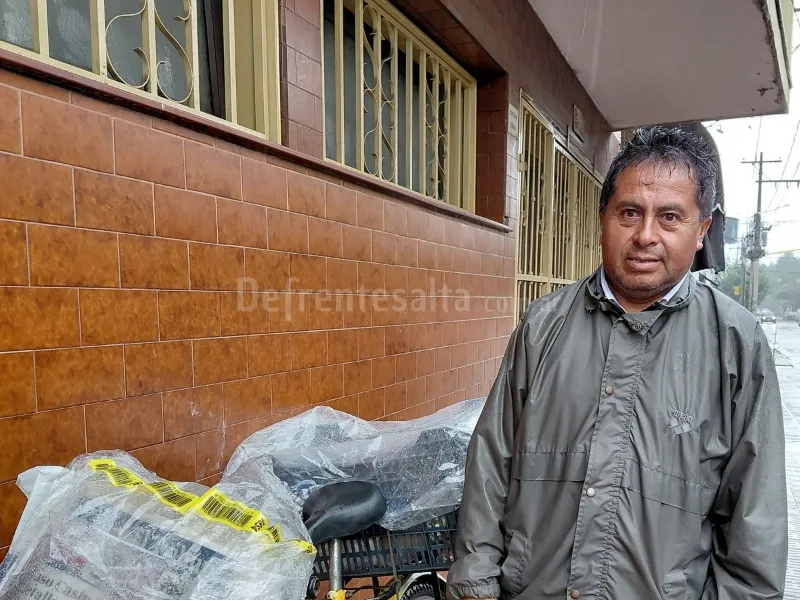 Carlos reparte diarios hace 8 años.