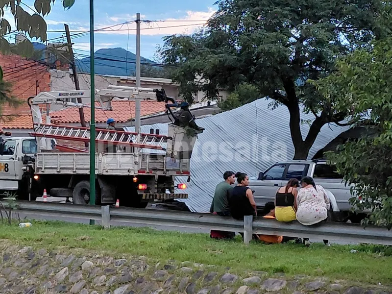El viento provocó la voladura de chapa de una vivienda afectando a otra.