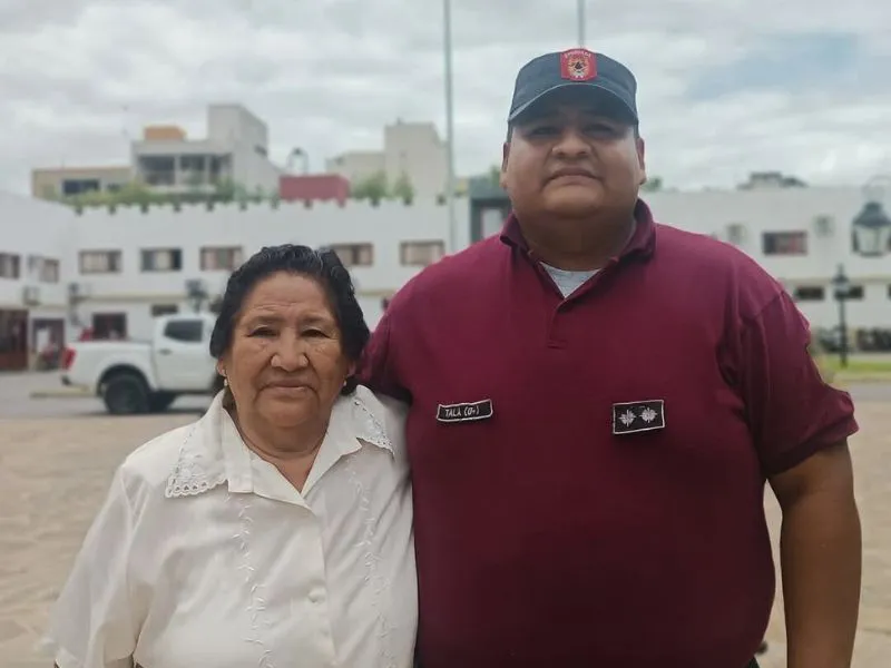 Ramón Tala junto a su madre