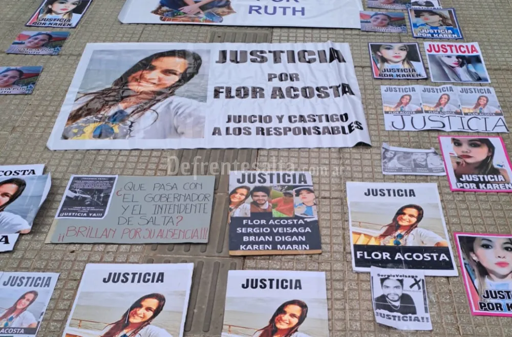 Carteles de la víctmas de Av. Paraguay