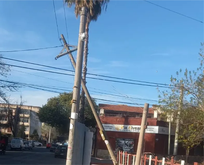 Poste a punto de caer.