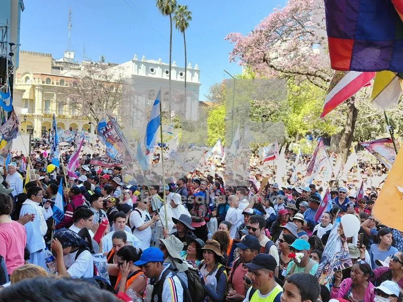 Peregrinos de Cachi y La Poma ingresando a la Catedral