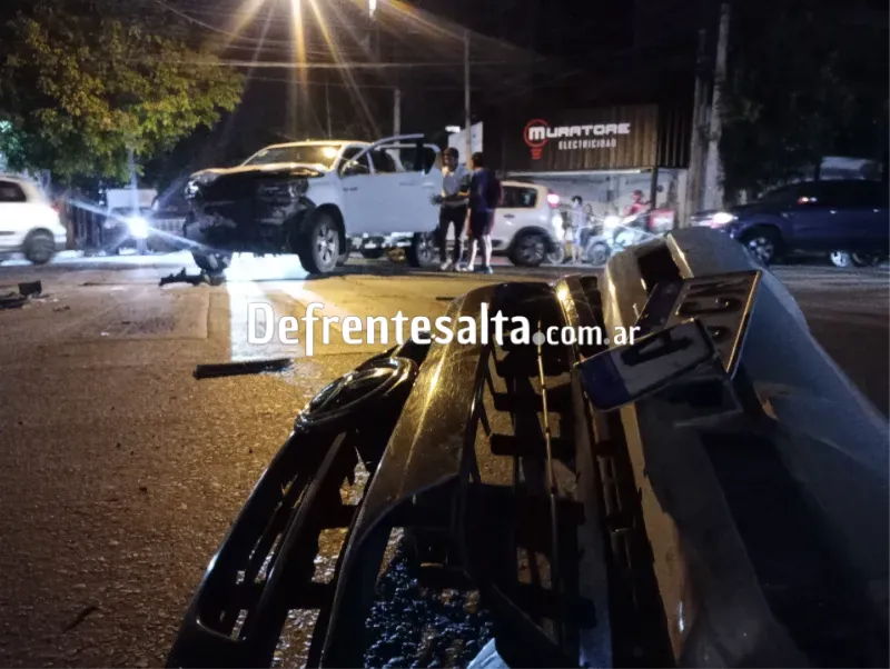 Dos camionetas chocaron cerca del Shopping