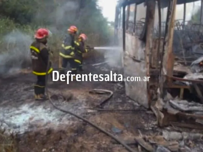 Bomberos en el incendio del micro.