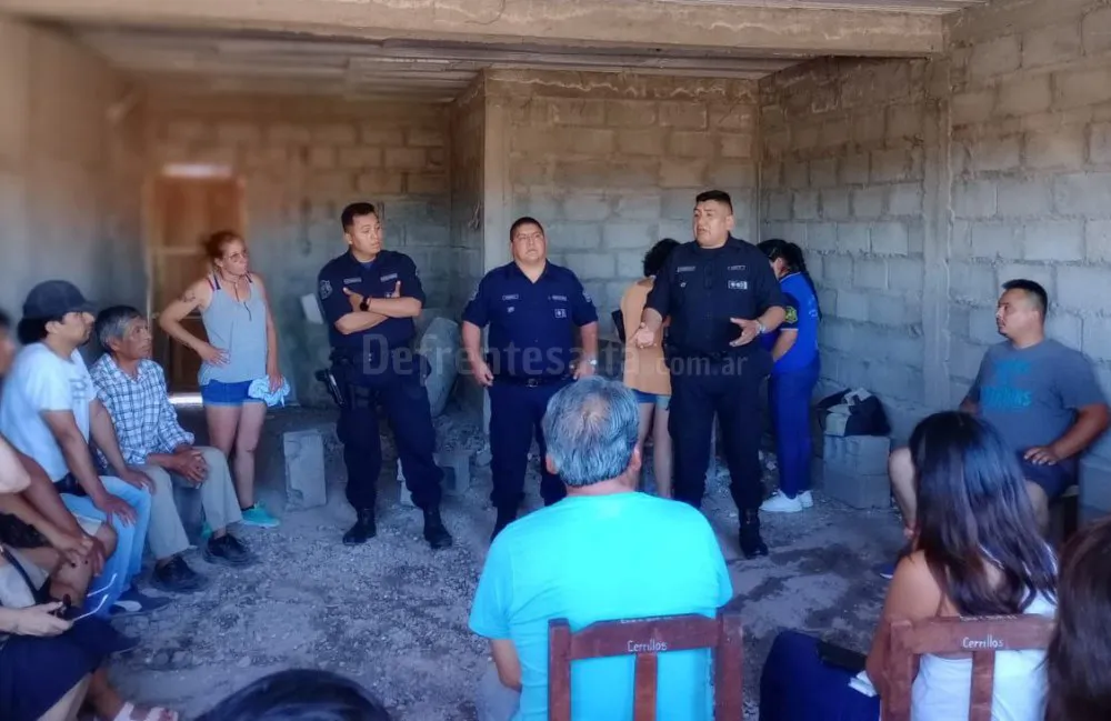 Vecinos reunidos con la Policia