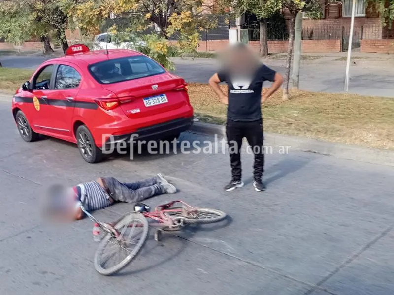 Taxista atropelló a un ciclista en zona sur.