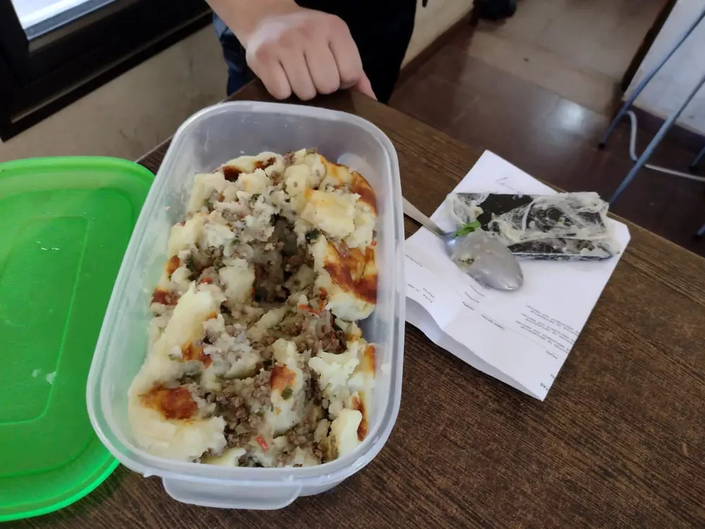Oculto-un-telefono-para-un-preso-en-una-porcion-de-pastel-de-papa