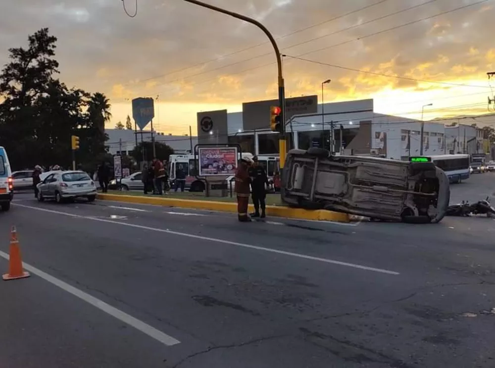 Vuelco y choque en avenida Paraguay