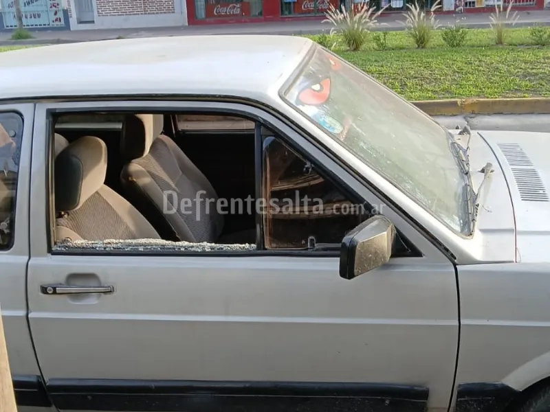 El auto vandalizado en avenida Líbano.