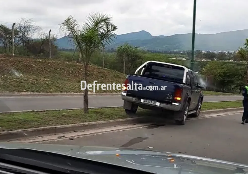 Camioneta estrellada en un poste