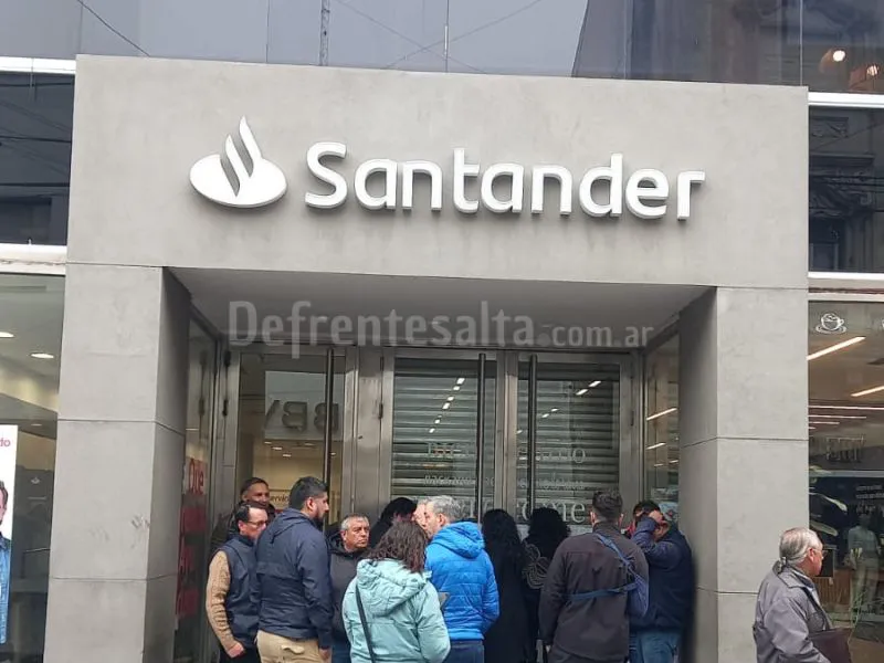 Publico y empleados en la puerta del banco.