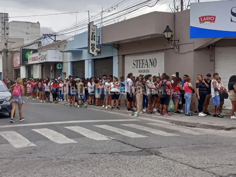 Salteños esperan el colectivo a Rosario.
