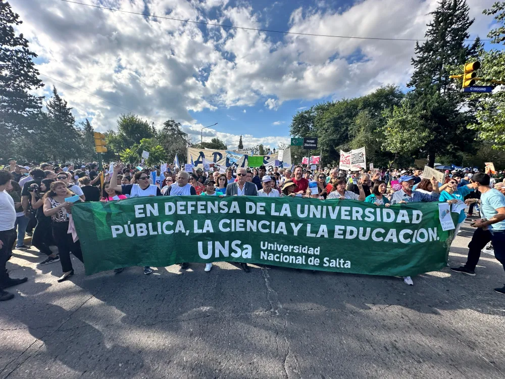Marcha universitaria en Salta
