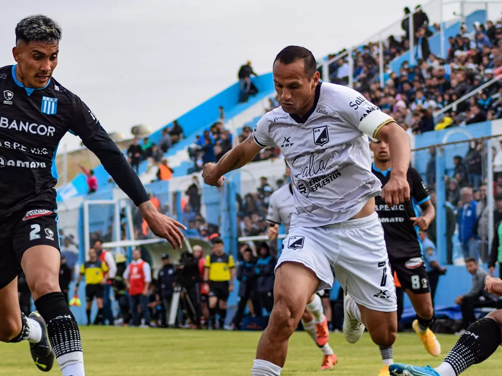 Diego Magno gambetea a un rival